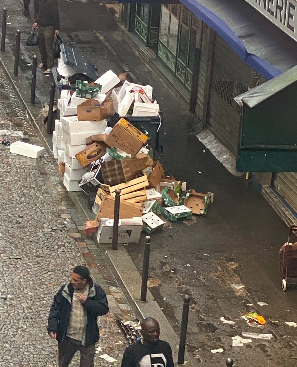 HabitanteDu18's tweet image. La propreté #Paris18 ? Très peu pour les députés et les élus. #ChateauRouge indigne pour les habitants. Une insulte aussi pour les agents propreté nettoyant TOUS les soirs ces montagnes. @CaronAymericoff @Deputee_Obono @pybournazel @fredbadina @KevinHavet #carencefautive @audmr