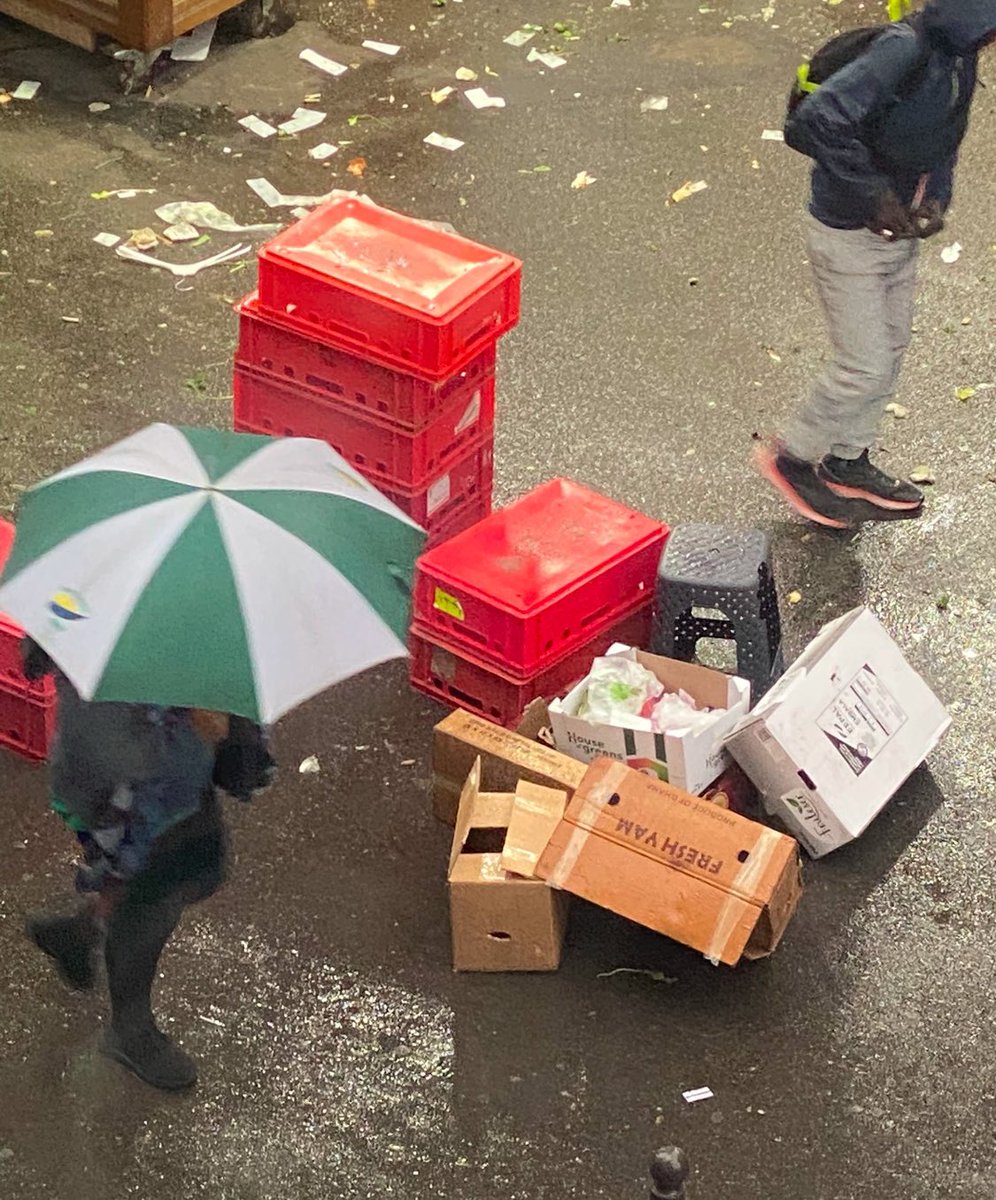 HabitanteDu18's tweet image. La propreté #Paris18 ? Très peu pour les députés et les élus. #ChateauRouge indigne pour les habitants. Une insulte aussi pour les agents propreté nettoyant TOUS les soirs ces montagnes. @CaronAymericoff @Deputee_Obono @pybournazel @fredbadina @KevinHavet #carencefautive @audmr