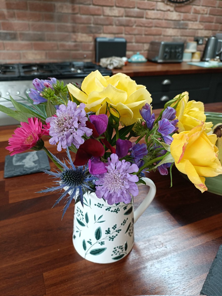 pearle44's tweet photo. I've been out and collected this little lot this morning ❤️#homegrown #GardenersWorld https://t.co/BoCCgeOwMJ
