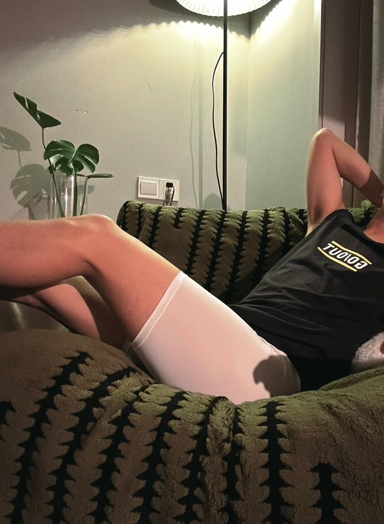 今天梦到自己男友跟别人跑了，然后被我看到聊天记录，什么鱼腥、菠萝味，又叫爸爸，又喊爹的，气的我头昏脑胀