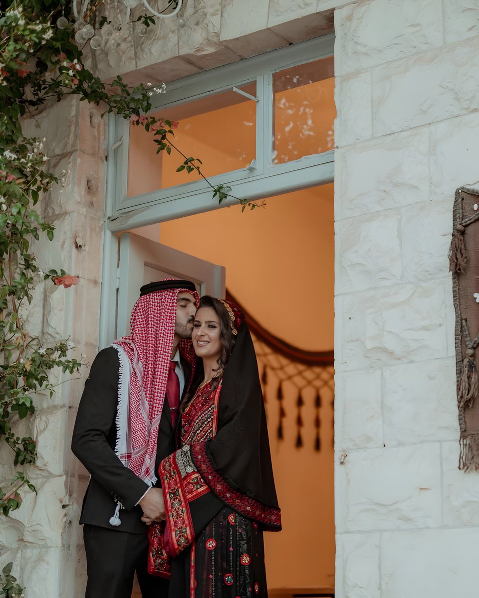 menavisualss's tweet photo. Jordanian Henna Night 🇯🇴 https://t.co/j6kNzws5dE