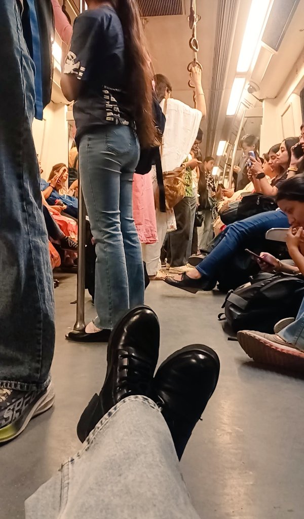 Daaliyahnasreen's tweet photo. “Finding my peace in the rush" #MetroVibes #CityLife #TravelDiaries #ComfortInChaos #UrbanEscape https://t.co/OGtyf30oHq