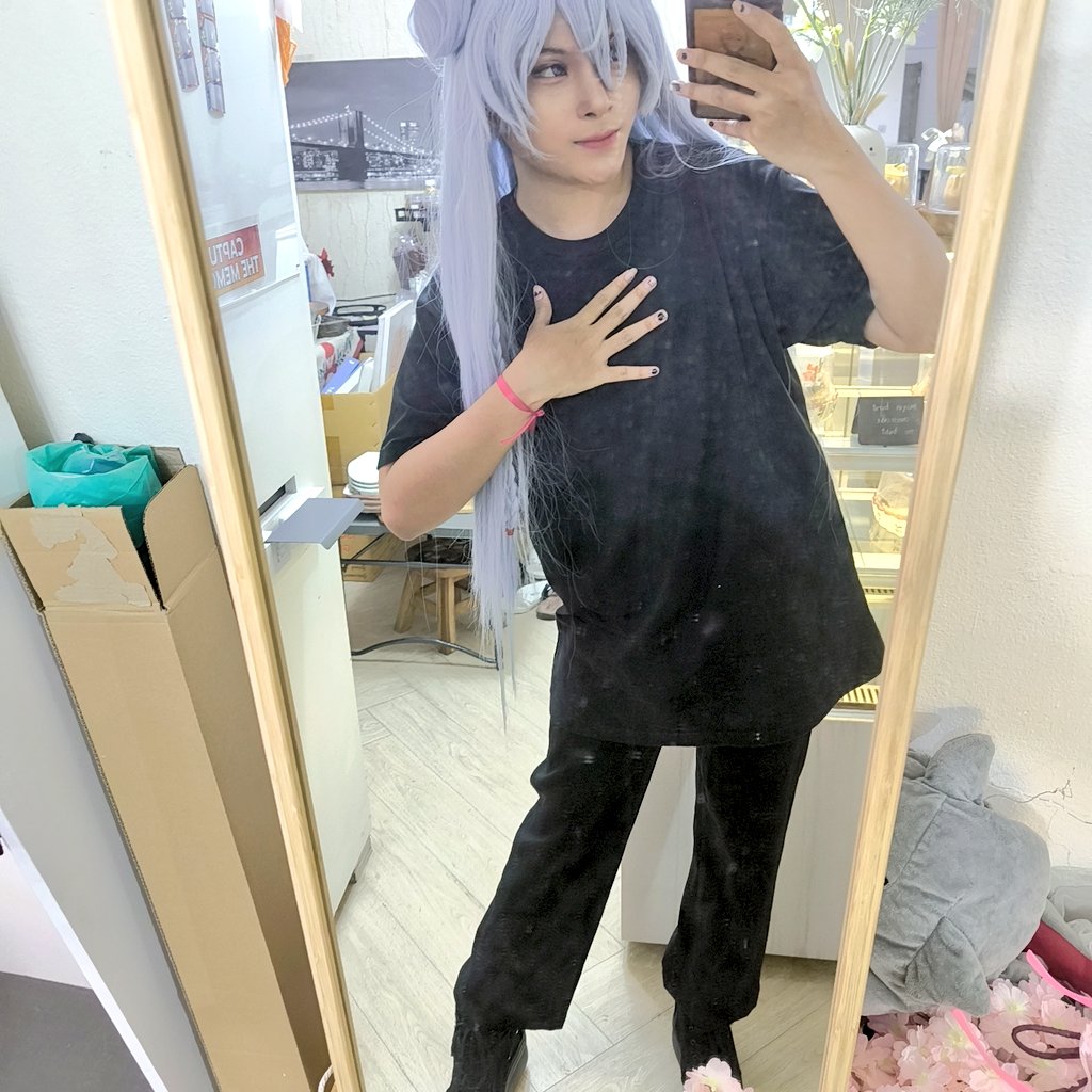 /เม้มปากไม่ขำ