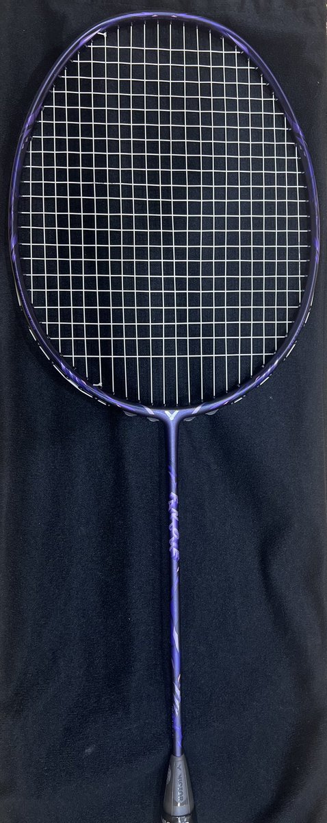 victor202202's tweet image. ARS-FANTOME🏸
しっかりした打ちごたえ！
トップヘビー気味ですが、薄いフレームとなっており、振り抜きも抜群💪
契約選手も使用しているモデルです✨

#VICTOR #ビクター #VICTORSPORTS #ビクタースポーツ #Badminton #バドミントン