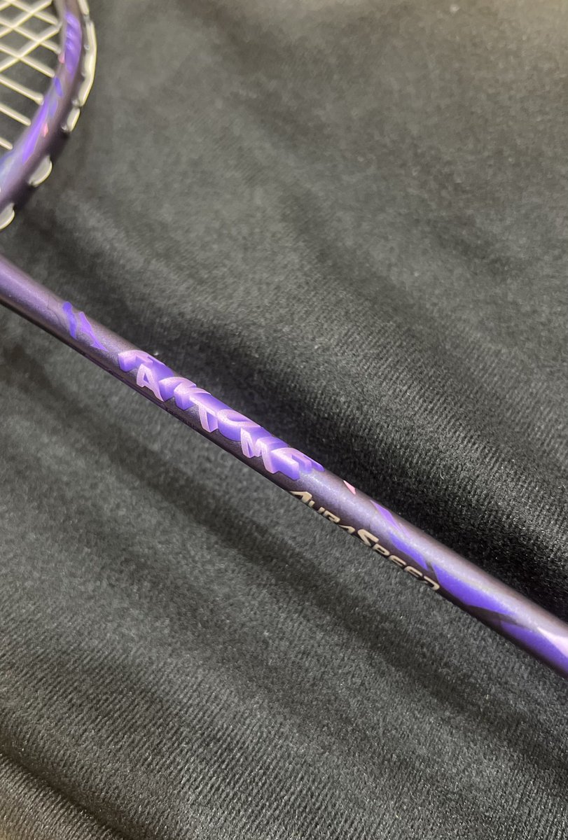 victor202202's tweet image. ARS-FANTOME🏸
しっかりした打ちごたえ！
トップヘビー気味ですが、薄いフレームとなっており、振り抜きも抜群💪
契約選手も使用しているモデルです✨

#VICTOR #ビクター #VICTORSPORTS #ビクタースポーツ #Badminton #バドミントン