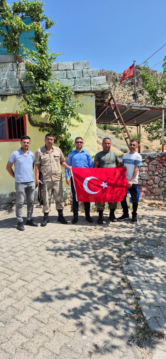 Turan ÖNER (@turanoner_21) on Twitter photo 📍 Görevi başında bulunan bütün kardeşlerimize selam olsun Mübarek Kurban Bayramınızı tebrik ederim.
#GüvenlikKorucuları
<a href="/RTErdogan/">Recep Tayyip Erdoğan</a>
<a href="/AliYerlikaya/">Ali Yerlikaya</a>
<a href="/jandarma/">T.C. Jandarma Gn. K</a>
<a href="/dbakirvalilik/">T.C. Diyarbakır Valiliği</a>
<a href="/TCCermik/">T.C. Çermik Kaymakamlığı</a>
<a href="/surkaymakamlik/">Diyarbakır Sur Kaymakamlığı</a>
<a href="/DoguGAGKFed/">Doğu Ve Güneydoğu Anadolu Güvenlik Korucuları Fed</a>
<a href="/TurkiyeGK/">Türkiye Güvenlik Korucuları 🇹🇷</a> 📍 Görevi başında bulunan bütün kardeşlerimize selam olsun Mübarek Kurban Bayramınızı tebrik ederim.
#GüvenlikKorucuları
<a href="/RTErdogan/">Recep Tayyip Erdoğan</a>
<a href="/AliYerlikaya/">Ali Yerlikaya</a>
<a href="/jandarma/">T.C. Jandarma Gn. K</a>
<a href="/dbakirvalilik/">T.C. Diyarbakır Valiliği</a>
<a href="/TCCermik/">T.C. Çermik Kaymakamlığı</a>
<a href="/surkaymakamlik/">Diyarbakır Sur Kaymakamlığı</a>
<a href="/DoguGAGKFed/">Doğu Ve Güneydoğu Anadolu Güvenlik Korucuları Fed</a>
<a href="/TurkiyeGK/">Türkiye Güvenlik Korucuları 🇹🇷</a>