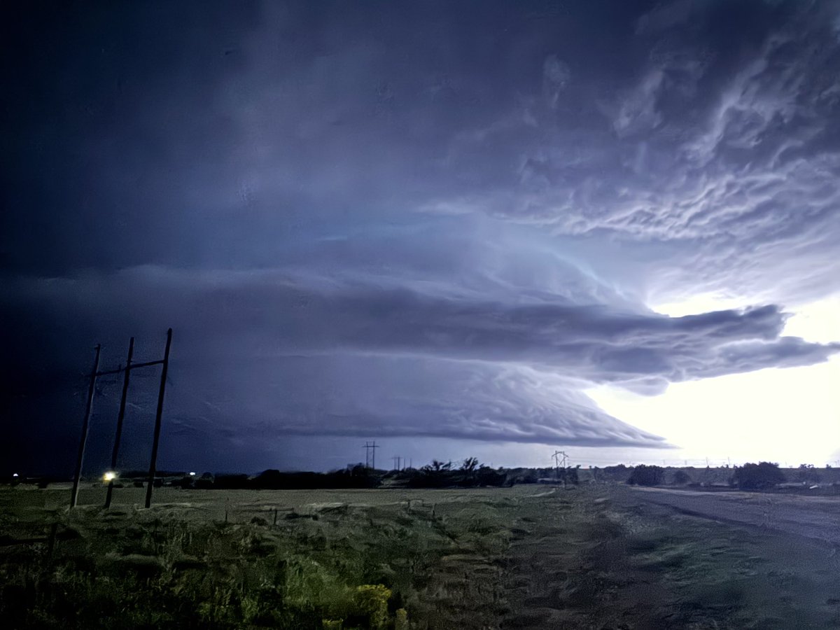 dfastestWx's tweet photo. @stormchase4life That’s the road I took too. I guess what I meant was that I went east out of Wheeler trying to beat the hail that was headed for the highway so I could get on that SE road. I would’ve loved to have been able to stop and get some pics in a good spot. Had to settle for a phone pic https://t.co/fUj8ewCtvI
