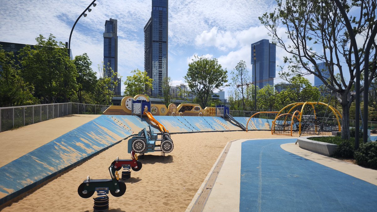 When it's too hot to walk around or play in a Shenzhen park 🥵