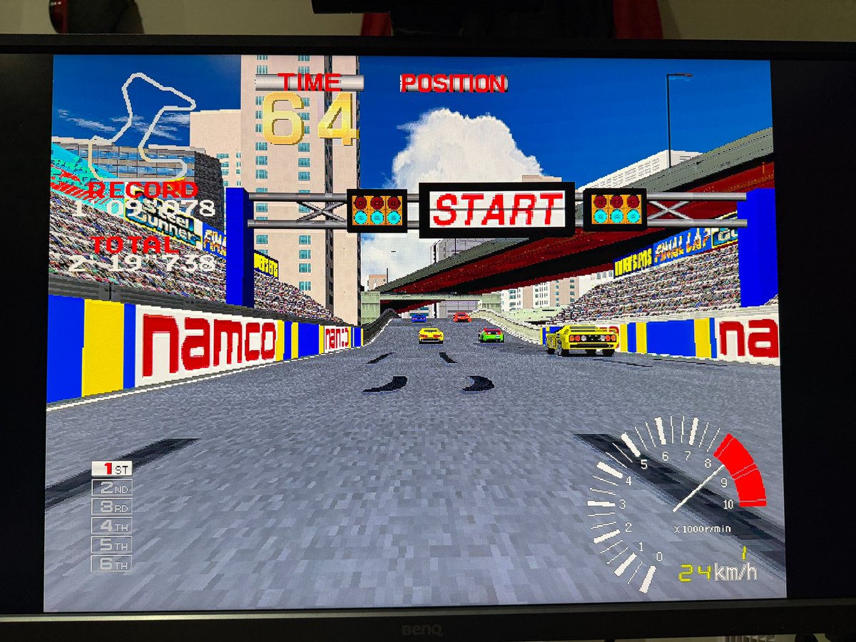 GFR_SC's tweet photo. アーケードアーカイブの初代リッジレーサー導入しました。こちらは当時のオリジナルモードは勿論、オンライン上でタイムを競う追加モードも用意されております。ハンドルコントローラー対応なので、DX筐体仕様を選ぶと、シフター、クラッチペダルが使用できます。 https://t.co/WUSsE9klXH