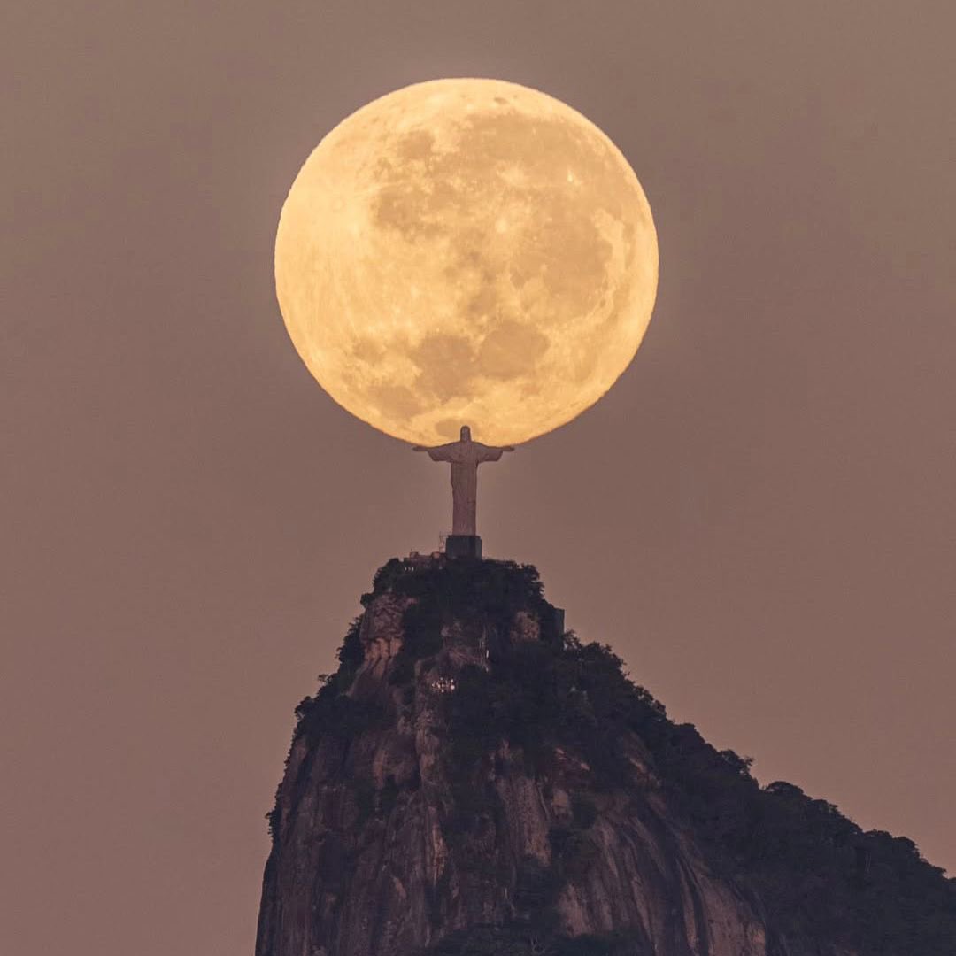 🇧🇷 Quand la lune s’aligne avec le Christ rédempteur 🌝 Très belle journée à tous ! 🍀 

📸 Leonardo Sens