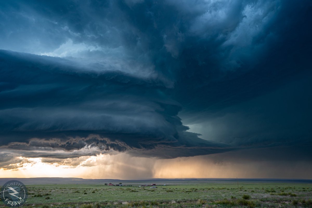 Der krönende Abschluss einer legendären USA-Tour 2025! 🌩️ Unglaublich, was sich für eine spektakuläre Mutterschiff-Struktur heute Abend im Osten von New Mexico vor uns aufbaute. Für Momente wie diese lieben wir das Hobby Stormchasing!