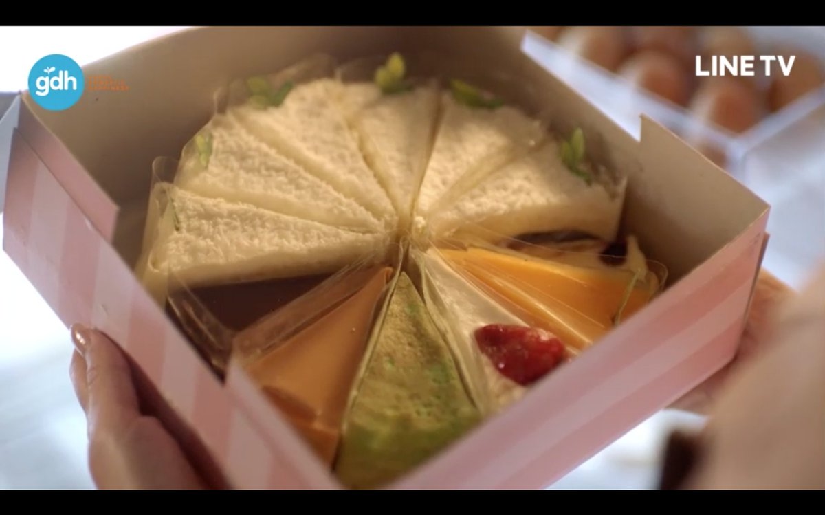 สำหรับนี่ซีนที่สะเทือนใจที่สุดคือตอนพี่เพชรซื้อเค้กวันเกิดแม่มาให้ แล้วเลือกแบบเปนชิ้นๆ เอาที่ทุกคนชอบมาคนละชิ้น ส่วนแบบที่แม่ชอบก้เอาเยอะสุด แต่สุดท้ายแม่ดันไปเป่าเค้กของอีกบ้านอ่ะ จังหวะพี่เพชรเอาเค้กของอีกบ้านไปเก็บ แล้วดันเค้กตัวเองเข้าไปอยู่ด้านในตู้เย็นคือสะเทือนใจอ่ะ