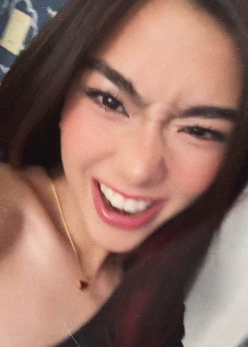 mikha’s collarbone appreciation tweet 🙂‍↕️