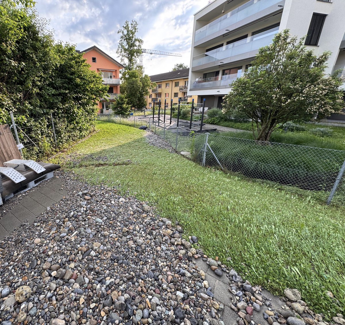 #Einsatz wegen Wasserrohrbruch in Oerlikon: Wasser und weggespülter Kies und Schutt verteilten sich auf den Strassen und fluteten einzelne Häuser. Grossräumige Aufräumarbeiten im Gange. Mehr Infos folgen.