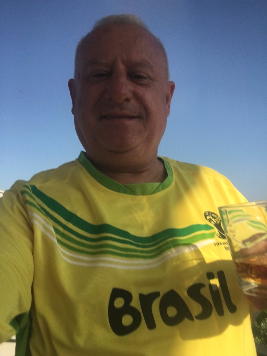 Günaydın 

Güneş " parlıyorken, herkes seni sevebilir.
Ama gerçekte seni kimin umursadığını,
Fırtınalar" koptuğunda anlarsın 

Bazen birisine güveneceğim zaman,
Geçmişteki hayal kırıklıklarım ensemden tutar ve kulağıma fısıldar

Gülüşlerimizi Çalmak İsteyenlere Kahkahalarımız ….