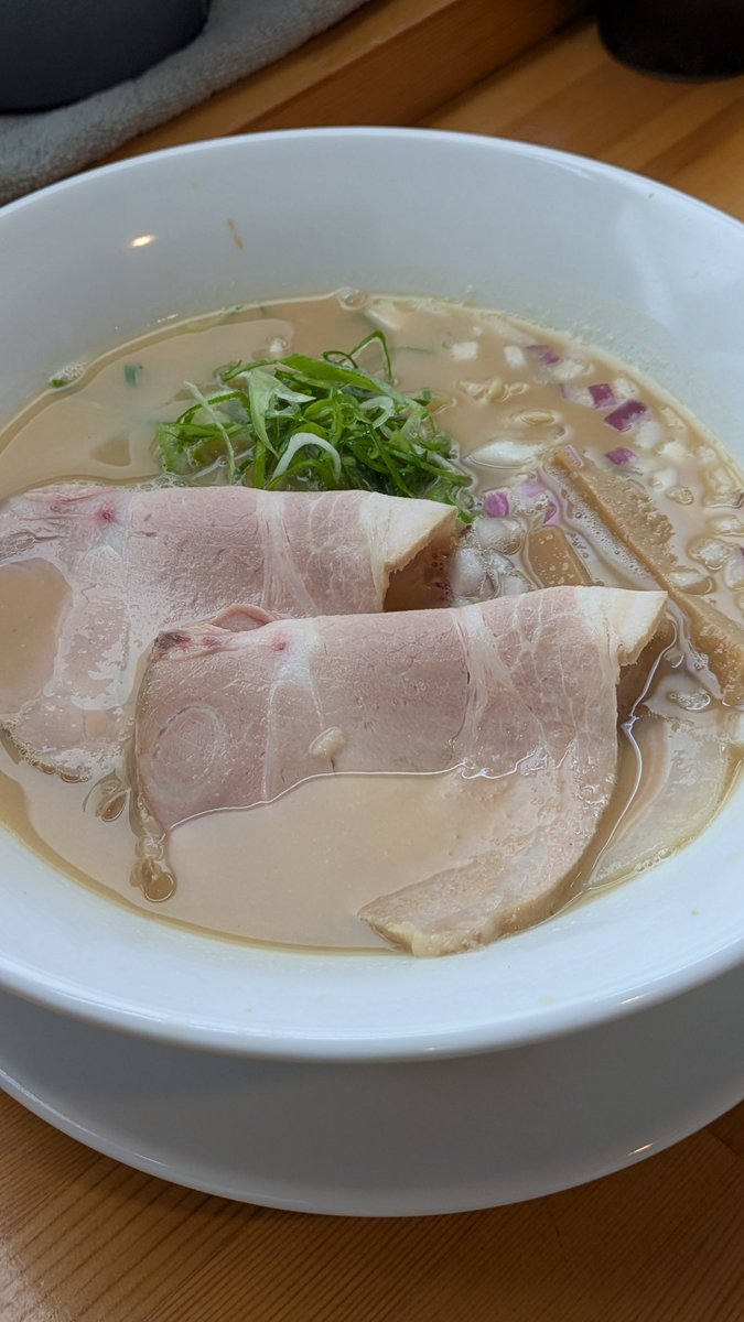tochigi___boy's tweet photo. 朝5:00〜朝ラーやっている😍
らぁめん篠崎、行ってきました♪

醤油と鳥白湯を食べ比べしましたが、個人的には
「何この醤油のコク😱😱💦」
と思うくらいに美味かったです！

#栃木県 #宇都宮市 #ラーメン #らぁめん篠崎  #ラーメン好き #醤油ラーメン #白湯ラーメン #中華料理 #ramen #朝ラー https://t.co/9V6W0uctq1