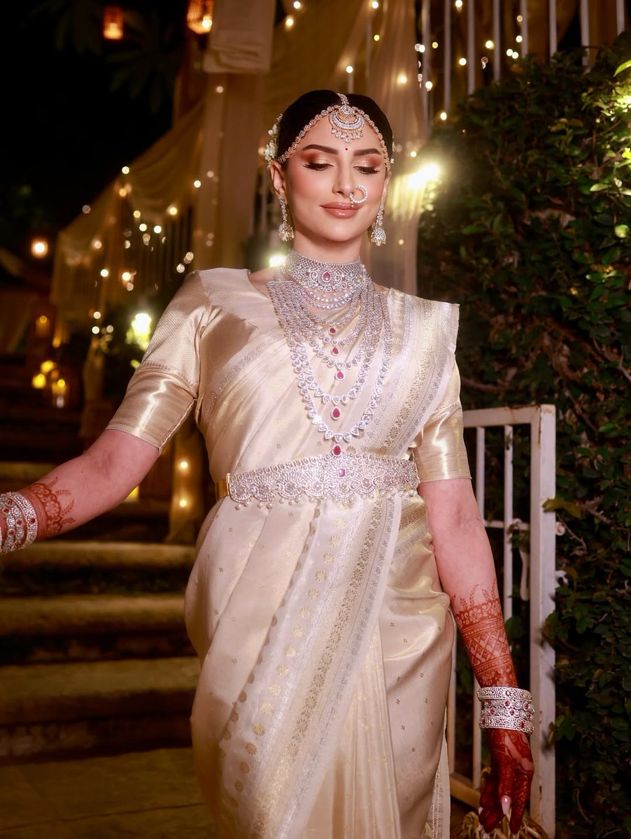 HydTimes's tweet photo. Zainab Ravdjee looks ethereal in her stunning bridal pictures, draped in a pastel ivory saree and adorned with exquisite diamond jewellery.
πΈ: Surya Singh Make up
#ZainabRavdjee #BridalLook #IvorySaree #DiamondJewellery #AkhilWedding #AkhilZainab https://t.co/x4DnCgw1FF