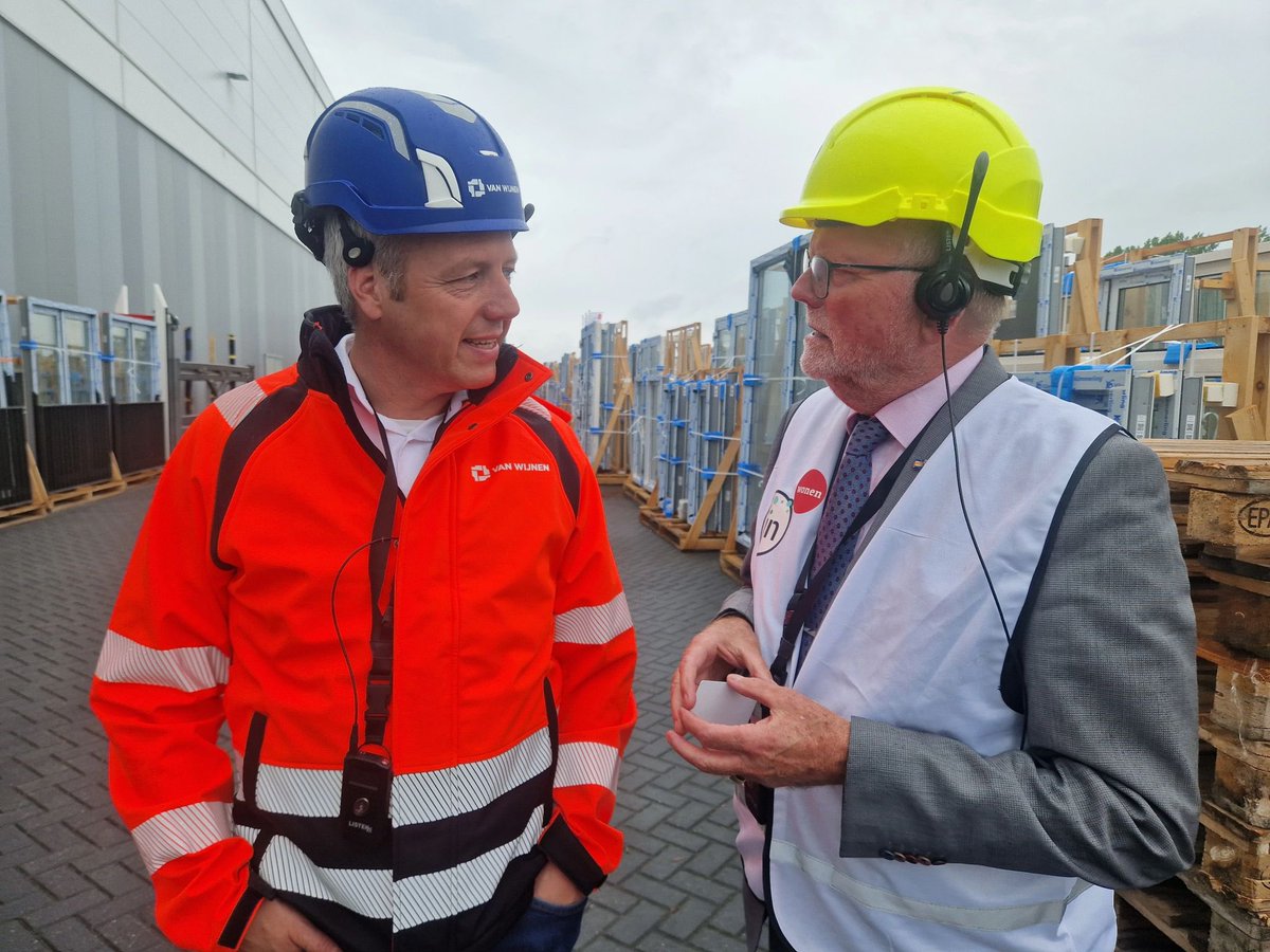 PeterHutten's tweet photo. Slotdag van de opleiding Prefab, Modulair en Industrieel bouwen van de leergang @SKOOBBPM met een bezoek aan ‘dé woningfabriek van Nederland: die van @fijnwonen @VanWijnenGroep te @Heerenveen’. Met oa de bestuurders, de directeur van #PlatformPREFAB en leiding van opleiding PMI https://t.co/sXrUr2Otww