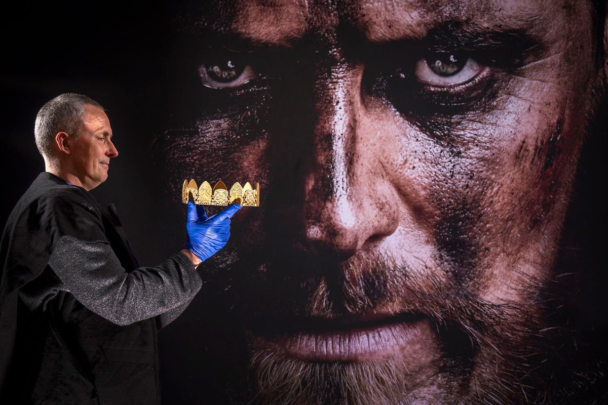 Andrew Wallace takes a closer look at the crown worn by Michael Fassbender #Macbeth

"Exhibition at Perth Museum explores iconic Shakespearean play, alongside the story of the real King Macbeth, who reigned in Scotland 900 years ago."

perthmuseum.co.uk/event/macbeth-…

#MichaelFassbender
