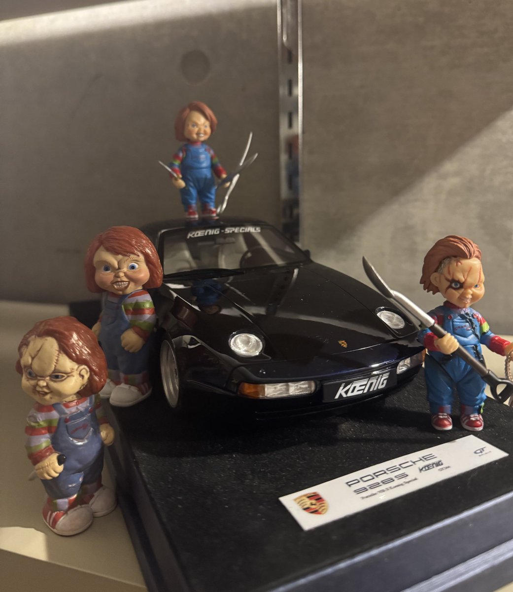 暴徒に囲まれたポルシェケーニッヒ928。