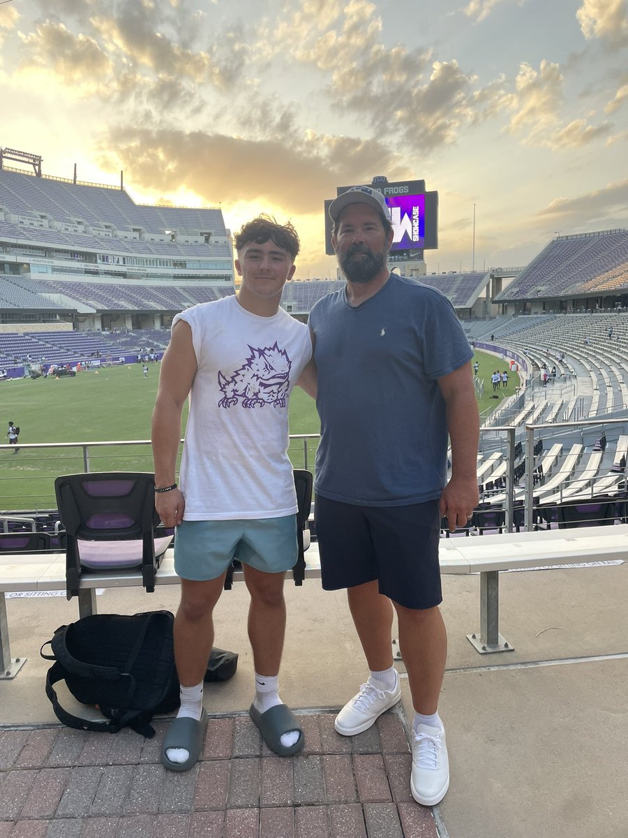 SamuelSmith_FB's tweet image. Had a good time @TCUFootball mega camp!! 🏈 Happy I got to meet @lukepardee @CoachBradshaw89 and @KWhitley_SE. Hopefully I’ll be making a post on a 4.4 40yd dash once I get the results 👀