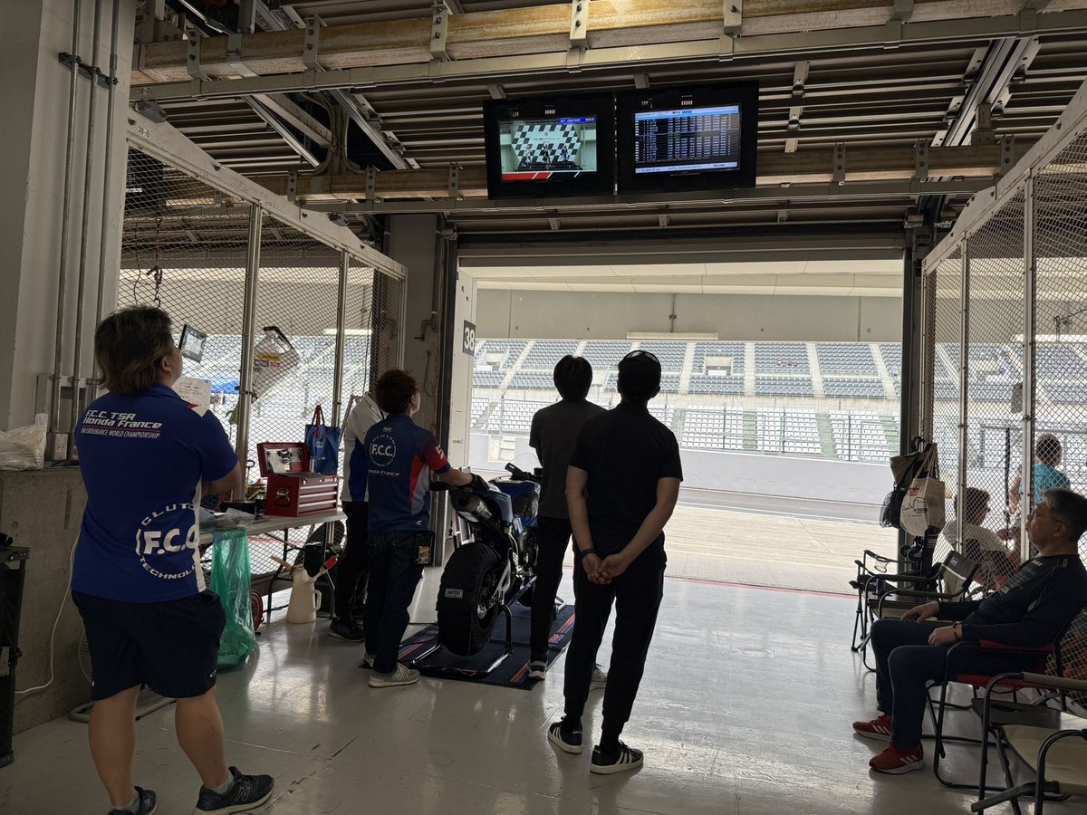 hs_FtoS40's tweet photo. 鈴鹿サンデーロードレース 決勝日

このあと、INT ST600から福田琢巳が走ります！
レベルの高いクラスですが、全力でできることを頑張って欲しいです。
福田琢巳の応援お願いします！

13:30〜 INT ST600

#TeamFCC 
#鈴鹿サンデーロードレース https://t.co/oDnskBtWCy