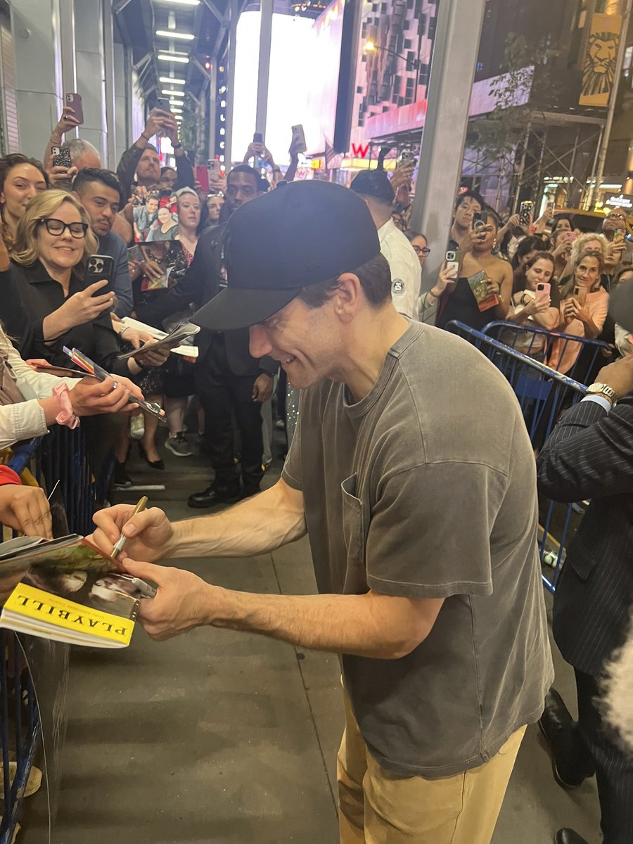 SO I JUST MET JAKE FUKING GYLLENHAAL (my selfie with him will be posted later !!!!)