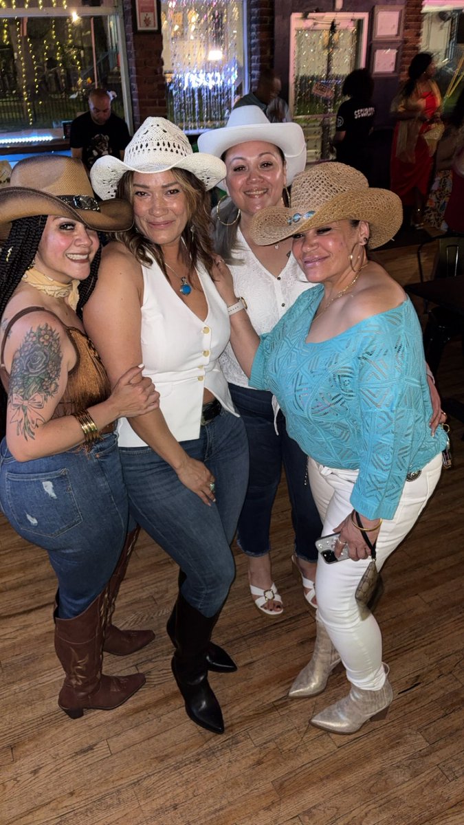 jennyboomboomtv's tweet image. T O N I G H T 

IT’S GROWN FOLKS SATURDAY’S  @piggyscafe 🐷

TONIGHT MUSIC BY @djbiggmann 🎉🎉

NO COVER ALL NIGHT!! 🤑
DRINK SPECIALS ALL NIGHT🍹
AMAZING VIBES ALL NIGHT🙌

SIT ON THE PATIO AND RELAX⛱️ THE RAIN IS DONE! SEE YOU THERE!😘

#saturday 
#grown 
#cocktails