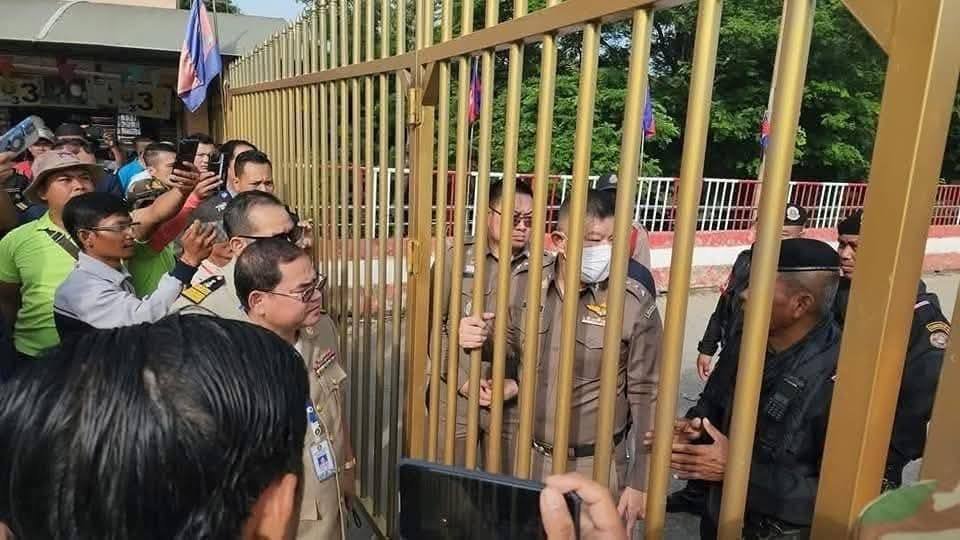 ความโกลาหลของเขมรเช้านี้ที่ด่านปอยเปต หลังไทยสั่งปิดด่าน 

- ชาวบ้านเขมรวอนขอร้องให้ไทยเปิดด่าน 
- ชาวบ้านเข้ามาซื้อของใช้ของกินฝั่งไทยไม่ได้เลย
- ร้องจะยอมเห็นชาวบ้านเขมร อดตายกันเหรอ

#ฮุนเซน #ชายแดนไทยกัมพูชา #ช่องบก #ไทยนี้รักสงบแต่ถึงรบไม่ขลาด