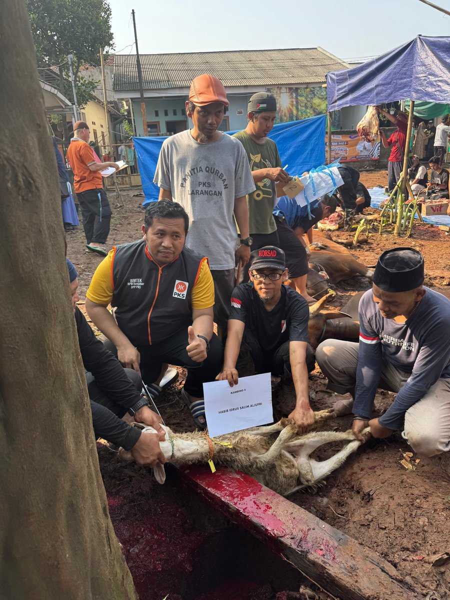 _ridwanakbar's tweet photo. Bismillahi, Allahu Akbar. Kembali berkesempatan menyembelih hewan qurban. Semoga amal ibadah dan kurban kita diterima oleh Allah SWT. https://t.co/JZON1WRz3z