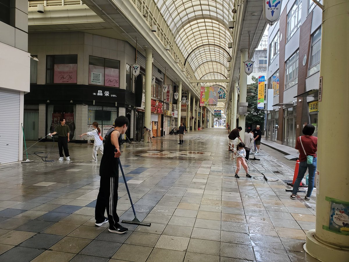 本日は柳ケ瀬通一丁目の大清掃日。
商店街の活性化みたいなカッコイイ文脈は大事である。でもそれだと出来る人、出来ない人に分かれ、あの人達だけがやってることになりがちである。
