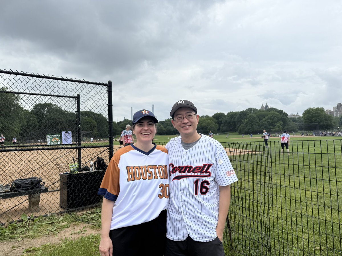 Guess who I bumped into in Central Park at the Neurosurgery softball tournament? None other than Ms Elvira Lekka! 
Manchester (re)United!