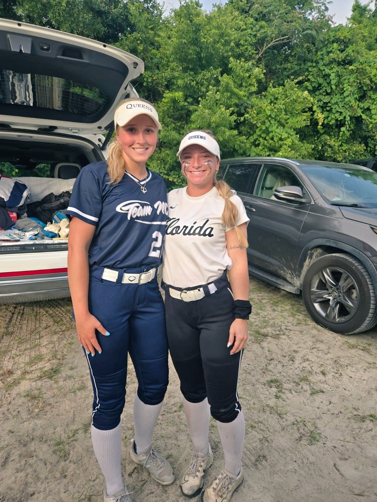Getting to see your <a href="/RoyalsSball/">Queens Softball</a> teammate <a href="/Jaynoff6/">Jaycee Noffsinger</a> at Show Me The Money 💙❤️💙🦁
#countdown
<a href="/KellaArmstrong/">Kella Armstrong</a>
<a href="/SierraVanzant/">Sierra Vanzant-Cheek</a>