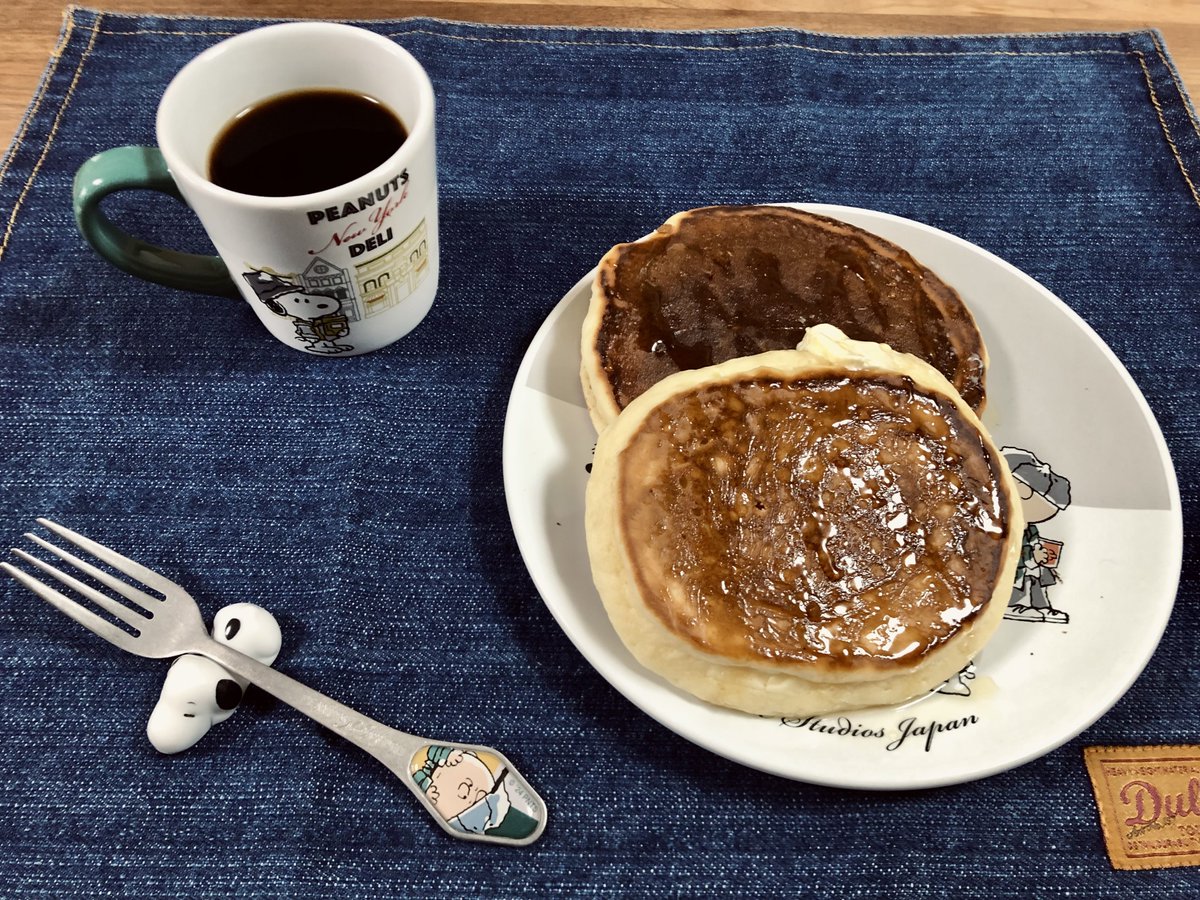 Mark3with_cO's tweet photo. 完成!
スヌーピーのご機嫌ホットケーキプレート
カトラリーをスヌーピーで揃えて、Daltonの敷物をチョイス
初めてのホットケーキ難しかったけど、思っていたよりも作業工程は少なくて、型を買って喫茶店のような厚くてフワッフワのものを今後作りたいな。
#3Cook https://t.co/BpzKjDs4rv