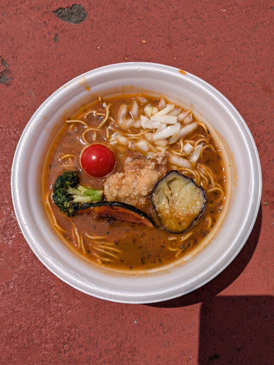 brian_bt7's tweet photo. ６月１日（日）
今年（第���回）は塚田様が、
キッチンカーにて、
限定ラーメン（スープカレーラーメン）を提供

昨年のパンフの使い回しは酷いよねぇ😅
『限定ラーメン』の一言があれば、もっと集客できたのに…

＃坂城駅前葡萄酒祭
＃坂城町
＃塚田けんぢの逸品 https://t.co/24QzeYbyBY