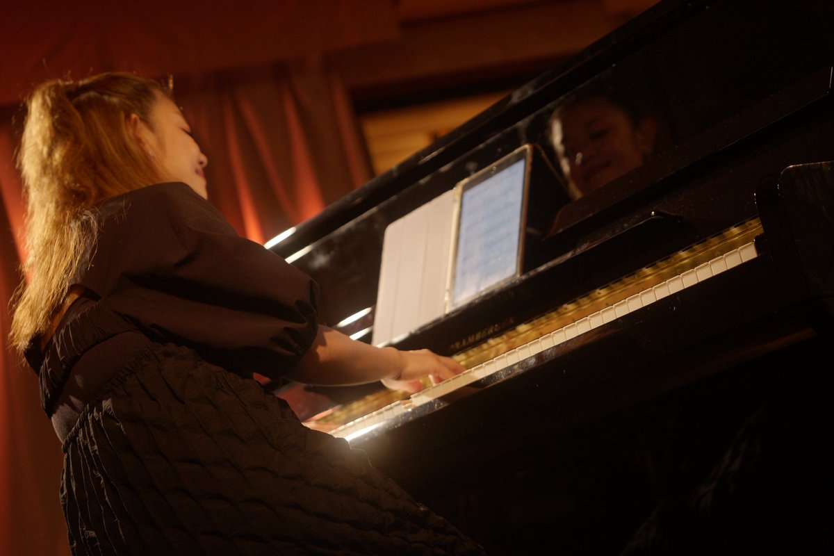 灯橙あかACOUSTIC ONE MAN LIVE 『溢れる -Koboreru- 』サポートさせていただきました。透き通る歌声を聞きながら心地良く演奏出来たしあわせ時間。どれも本当に素敵な曲で好きです。リハや楽屋でのかわいらしいあかさんと、演奏時のギャップにすっかり魅了されました。
ありがとうございました☺️