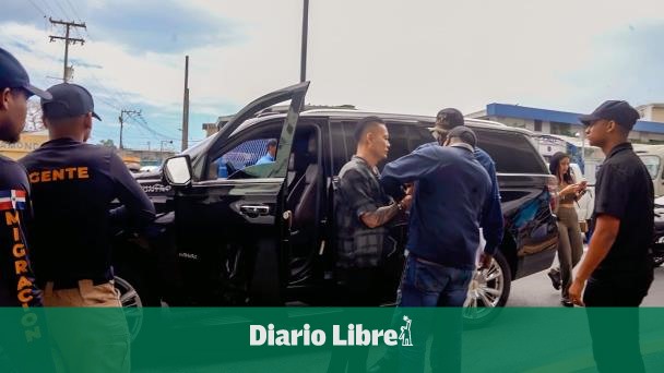 DiarioLibre's tweet photo. 👀| #LasMásLeídasdelaSemanaDL | Arrestan a dueño de la tienda china Mudan tras querella de Migración por daños y perjuicios
🔗https://t.co/KMjLBgTfMk
#DiarioLibre #Noticias #Migración #Mudan https://t.co/BTKxKHnIFI