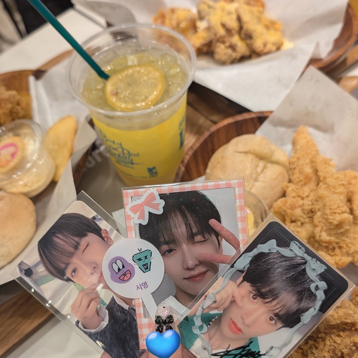 05yo_n06's tweet photo. 4ヶ月ぶり🩵🩵🩵気づいたらしよん先生にダンス教わってた😖目の前でダンスしてるしよん見れて幸せだったしダンスしてるしよんがやっぱり1番輝いてるって思った✨しよん先生これから絶対絶対幸せに生きないとだめだよ➰😭😭😭体に気を付けて頑張ってね👊🏻 https://t.co/vtt6RCBg1J