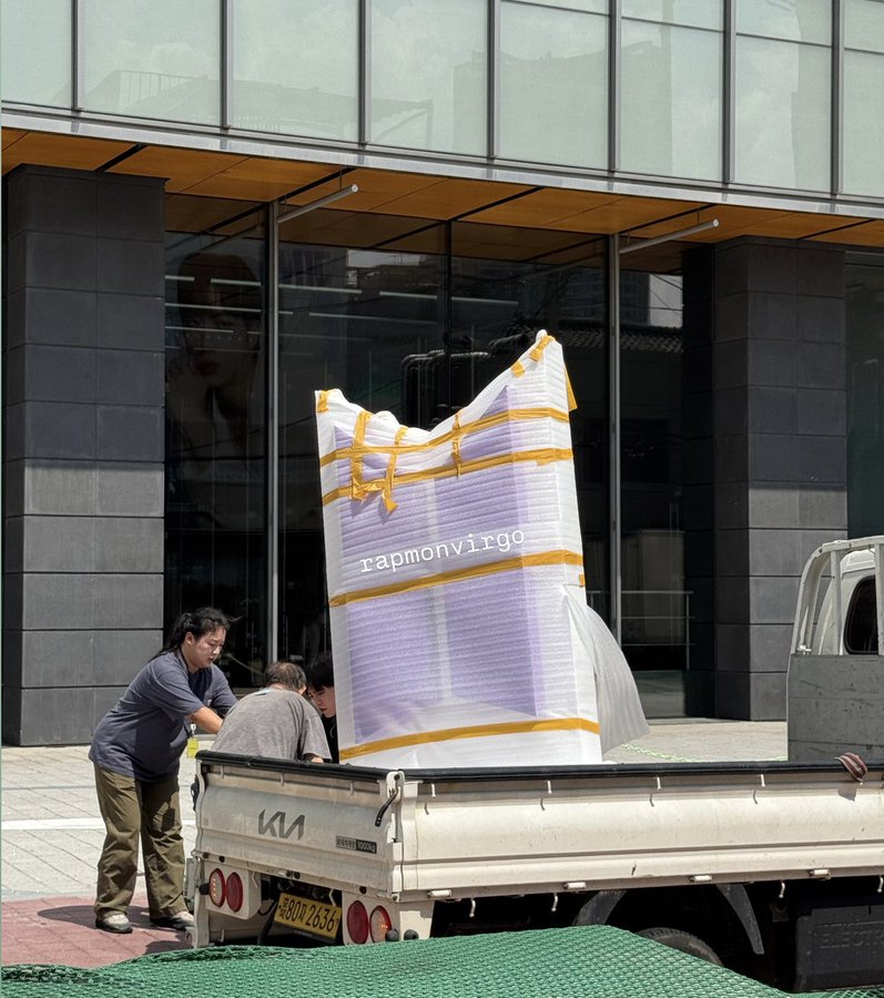 jmazeey's tweet photo. Logo bts segede gaban terlihat ada di depan hybe 😭 https://t.co/XXC0yfs6hC
