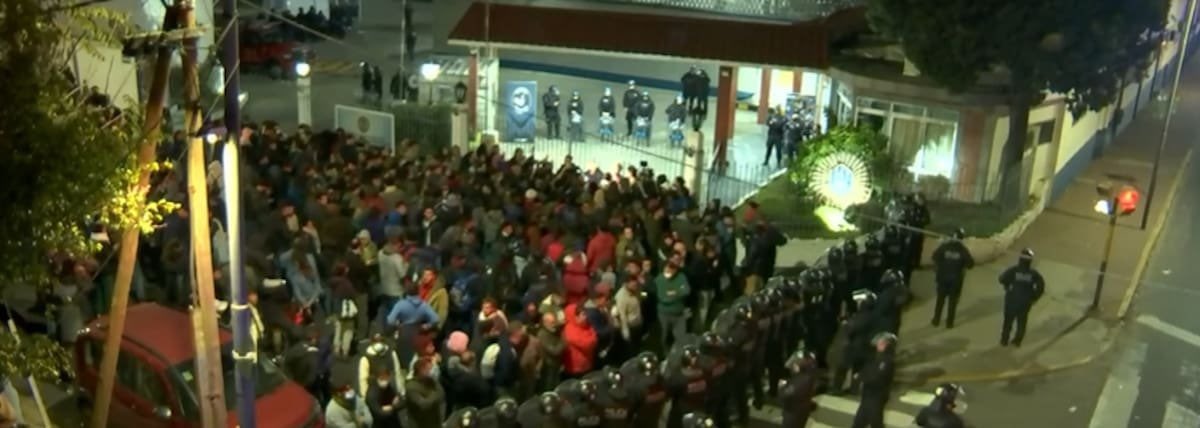 horneroarg's tweet photo. Buenos Aires: grupo de manifestantes reclaman por la libertad del dirigente político opositor Juan Grabois, detenido por el gobierno de Javier Milei https://t.co/uYhVugQATZ
