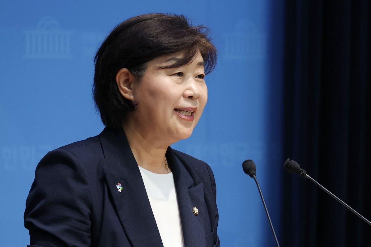 원내대표가 되어 이재명 정부 성공에 뒷받침하겠습니다

이재명 대통령의 1호 비상경제대책을 실현할 민생 추경(30조 원대), 신속히 통과시키겠습니다. 빛의 혁명을 완수할 특검법도 속도감 있게! 국민의 명령을 받들어, 하나 된 민주당으로! 

서영교가 앞장서겠습니다.

#원내대표는서영교 #기호2번