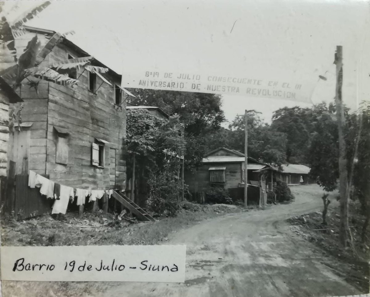 𝗘𝗡 𝗘𝗟 𝗥𝗘𝗖𝗨𝗘𝗥𝗗𝗢 | 📸 Barrio 19 de Julio, #Siuna – Año 1982

Un viaje al pasado… cuando las calles eran de piedra y las casas de pura madera, construidas con esfuerzo y esperanza.

Así lucía el barrio 19 de Julio en los años 80: tranquilo, lleno de historias y memorias