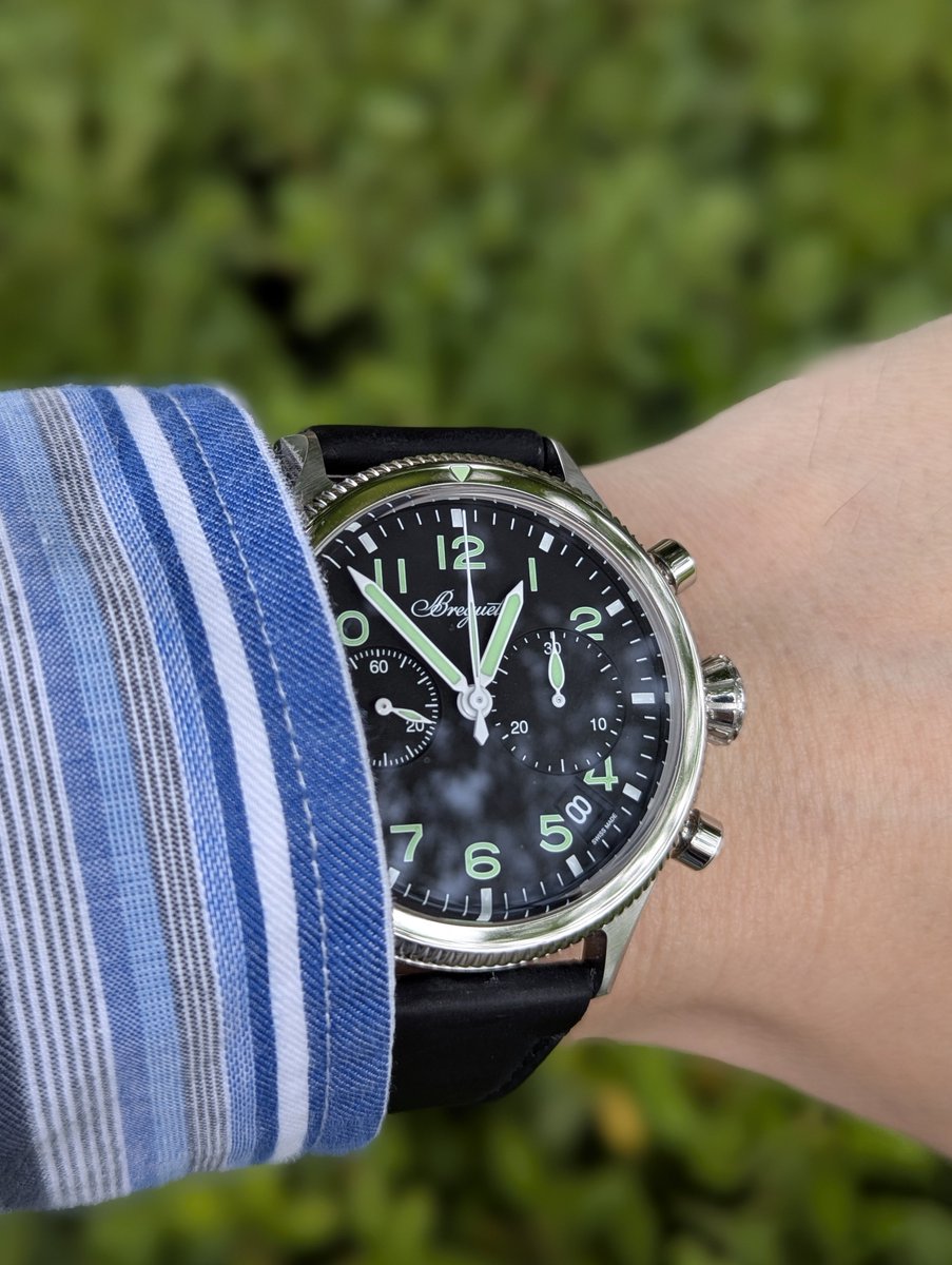 quackers0107's tweet image. 新作のTypeXXどちらもカッコいいよね。特に限定の銀製ダイヤルが好き✨
サイズ感も︎︎👍
でもこのType20に思い入れがあり過ぎて入れ替えは出来ないなぁ…
 #type20  #typexx  #breguet  #ブレゲ