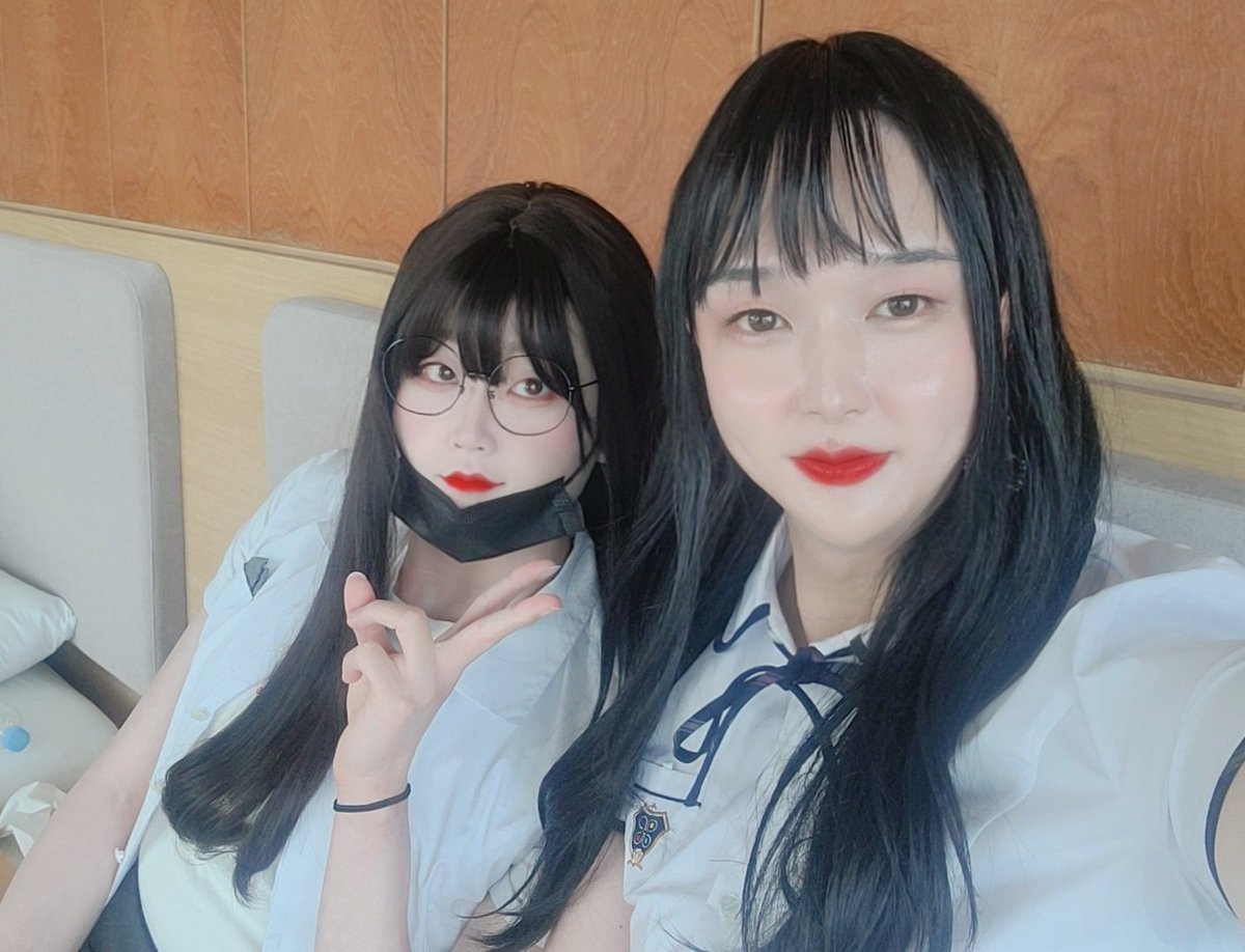 여고생쟝이랑 같이 여고생이되어
찍은 투샷👩‍❤️‍👩💕
<a href="/Jihyeonidaa/">지현💕</a>

(제가 입은 교복은
<a href="/Dahye_Seol/">𝒟𝒶𝒽𝓎ℯ</a> 다혜 여왕님 협찬받음!)