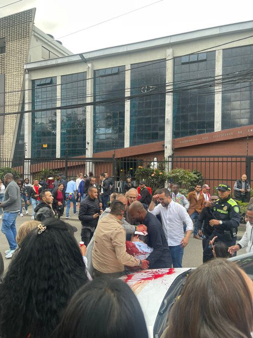 Este seria el responsable del atentado contra Miguel Uribe  quien tiene 15 años de edad y estaría en cirugía también.