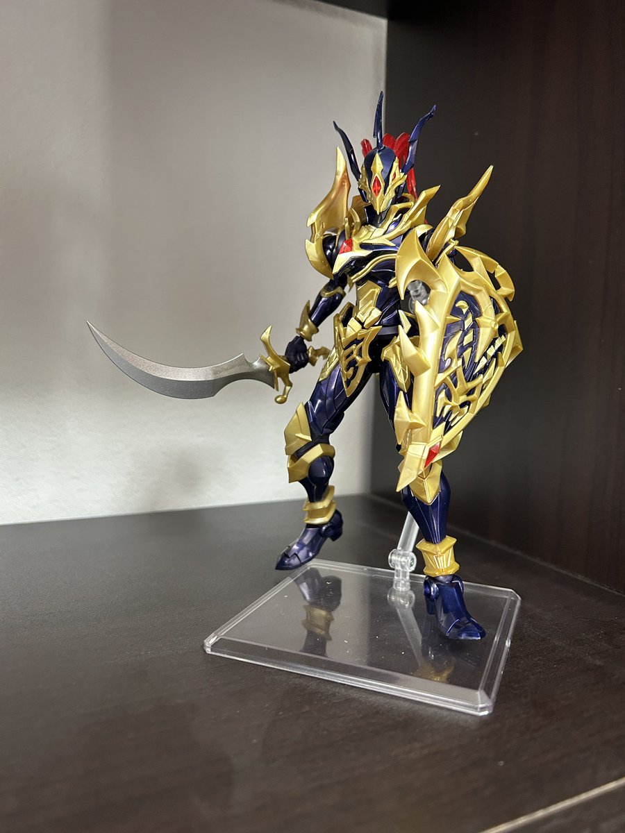 Zton84's tweet photo. カオスソルジャー　ver.竜騎士

カオスソルジャー様に竜騎士ポーズをして頂きました。笑

端材のビームサーベルやオユマルで複製したパーツをくっ付けたそれっぽい槍を制作！

遠目でそれっぽいの竜騎士様の完成👍

#ガンプラ
#遊戯王
#ファイナルファンタジー https://t.co/Tv8P0sj8o1