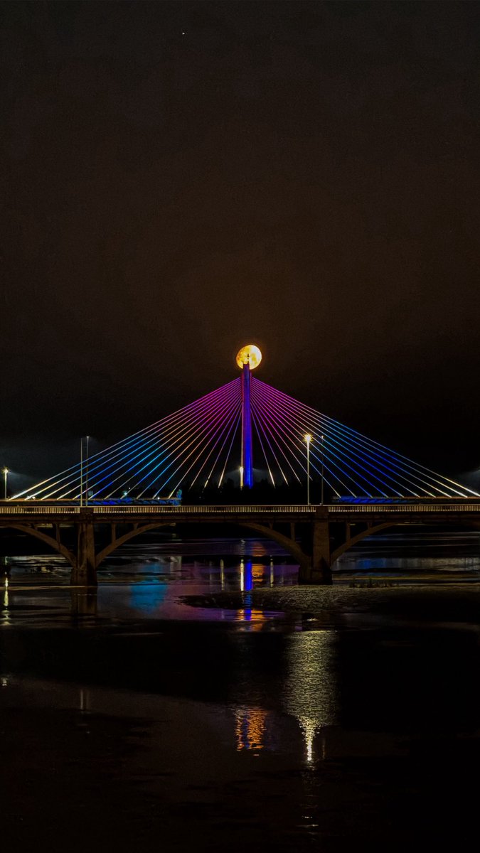 Buah qué bonito el puente real de #Badajoz con la Luna de fondo