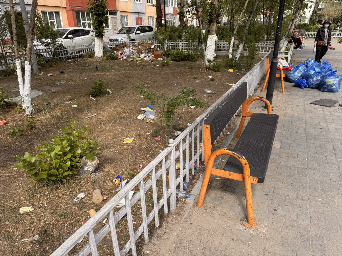 Хамгийн их жуулчид ирдэг СБД-ийн 1-р хорооны тоглоомын талбайн хогийг түүгээд цаана нь ийм их хог. 

400 сая жуулчин ирээд хогон далайг гайхаад л явах байх даа. 

#Хогбаатар