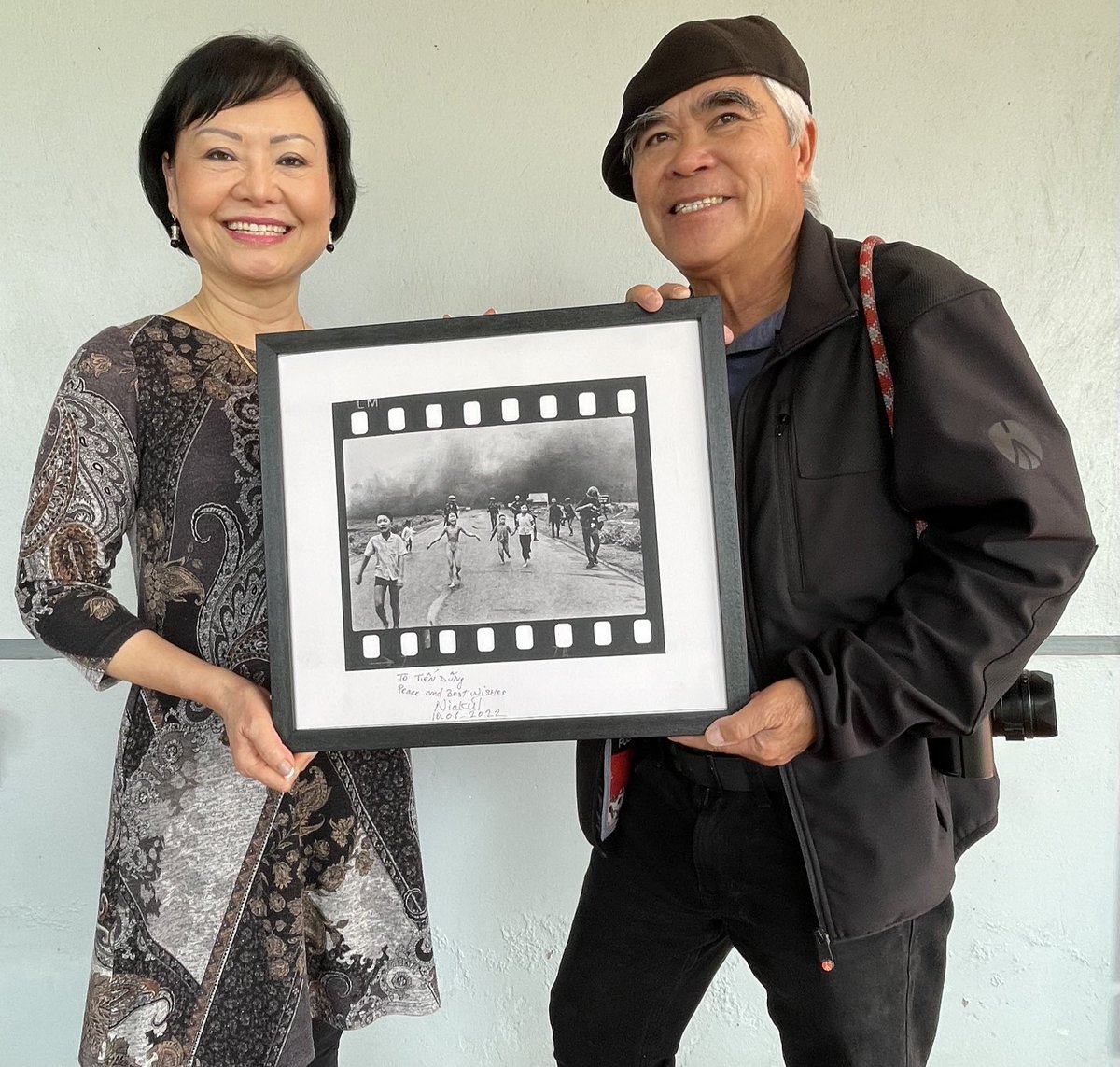 HistoryMattersX's tweet photo. Saw an interview with Phan Thị Kim Phúc of a few years ago.
She 'hates' that photo because she was naked.
On this photo from 2022, you see her with Nick Ut, the photographer who took the photo(s) on Thursday #8June 1972 in Vietnam.
#PhanThịKimPhúc #NickUt
🧵 3/ https://t.co/3kBPi8YEbU