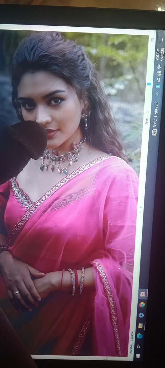 Actress23y's tweet photo. Shabana 😘 https://t.co/kBKyKgTAzz